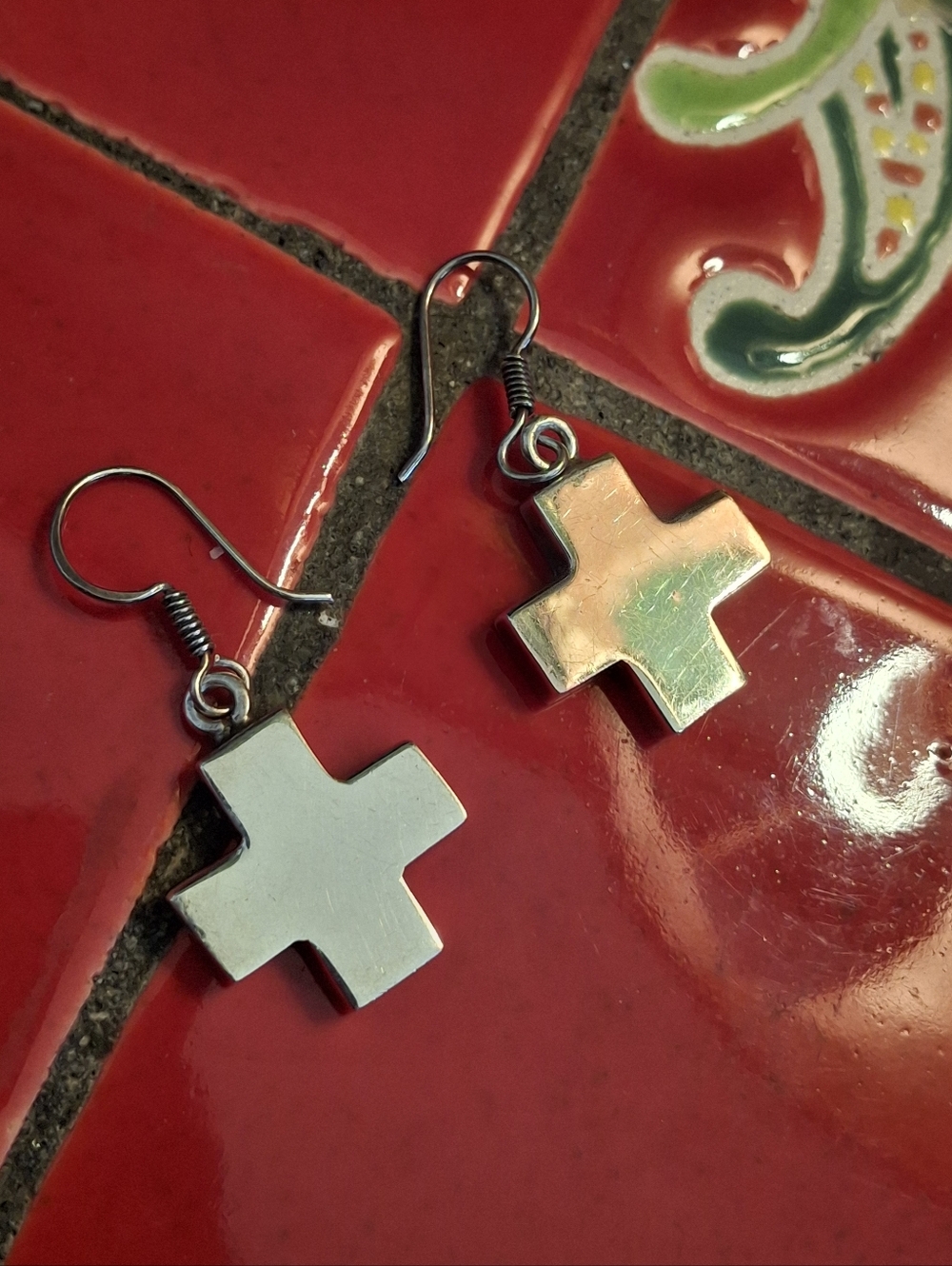 Silver CROSS EARRINGS 3/4" 750/1000 Silver Vintge Not Hollow Excellent Pre-owned - Picture 8 of 8